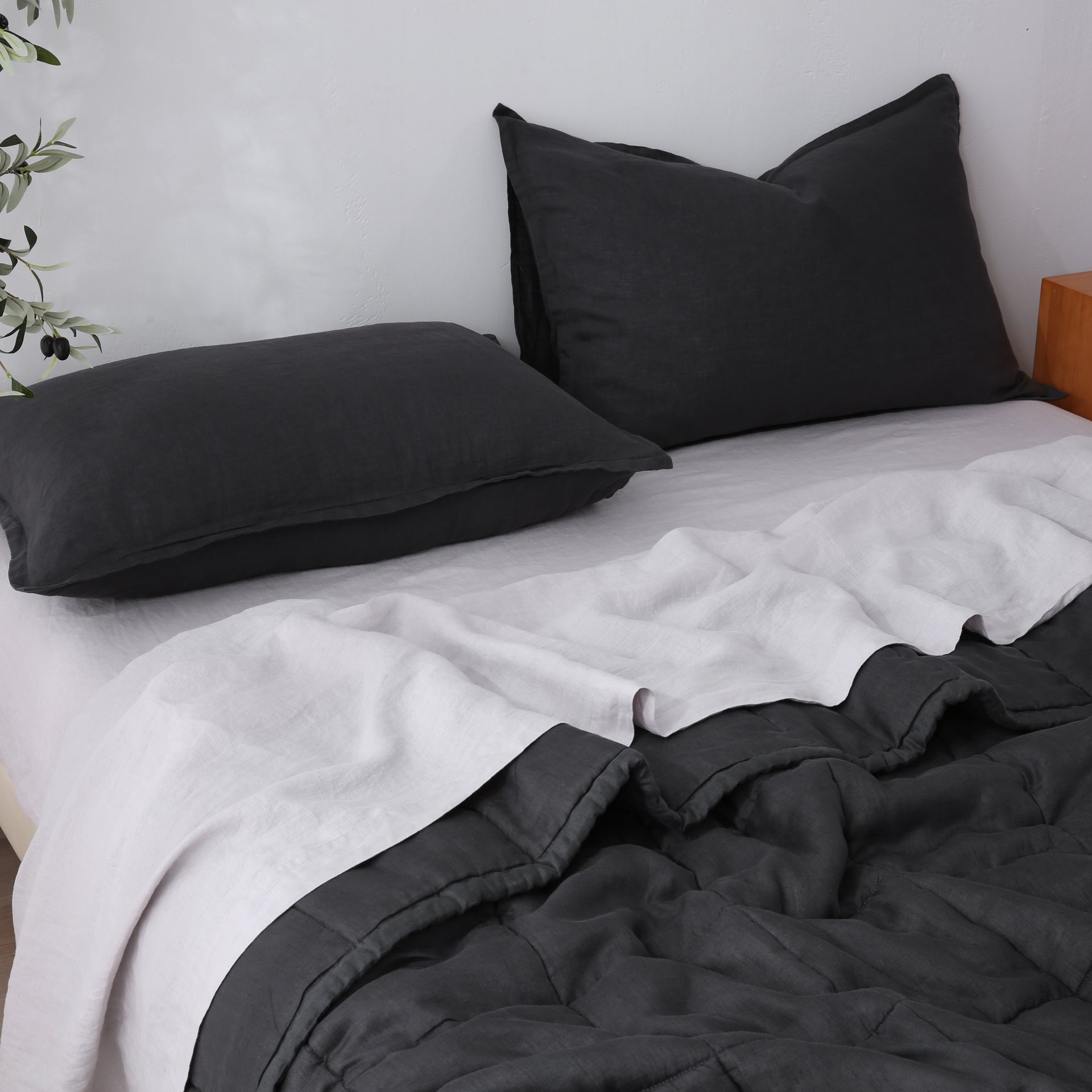 Quilted Linen Blanket - Charcoal