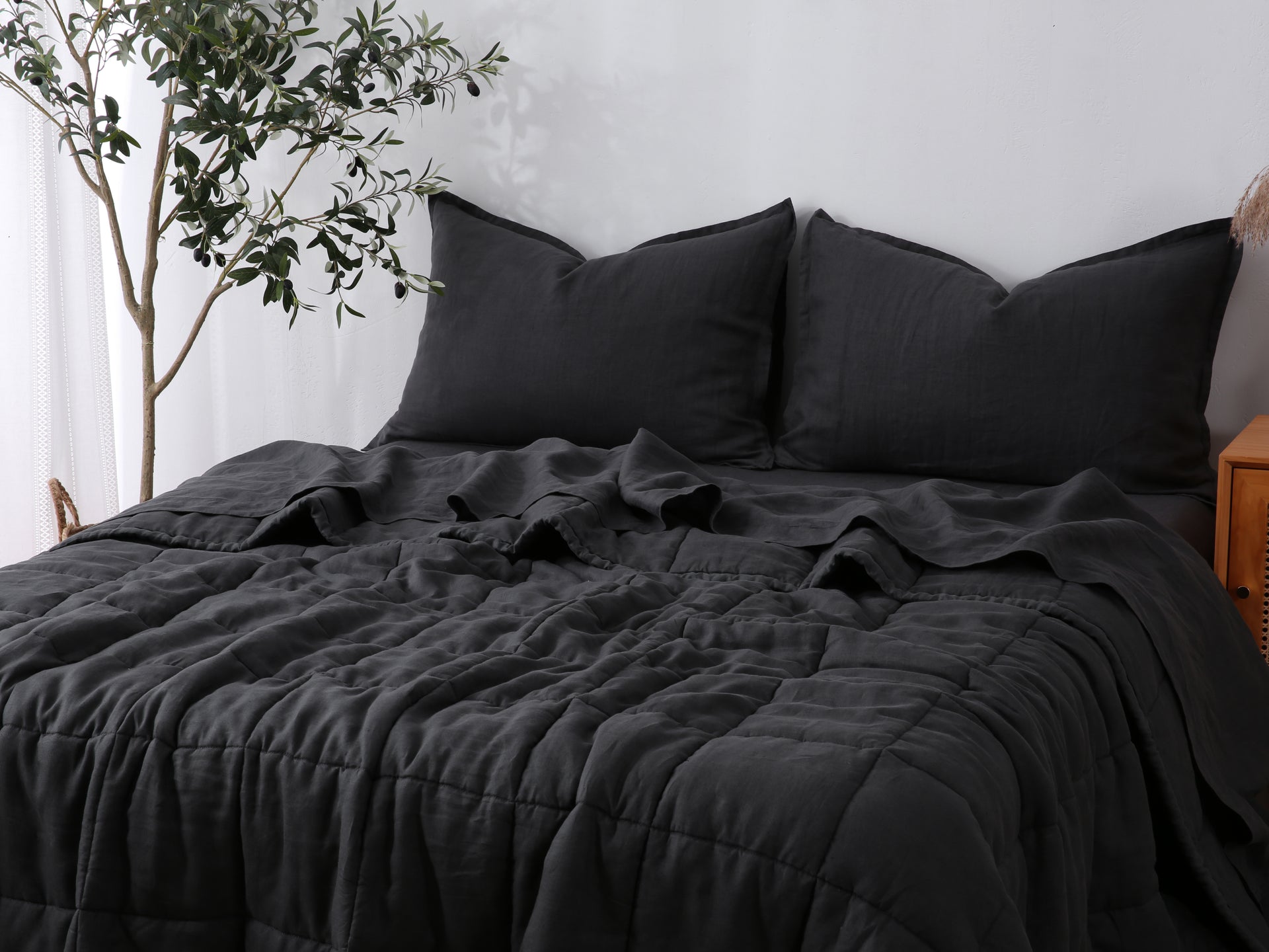 Quilted Linen Blanket - Charcoal